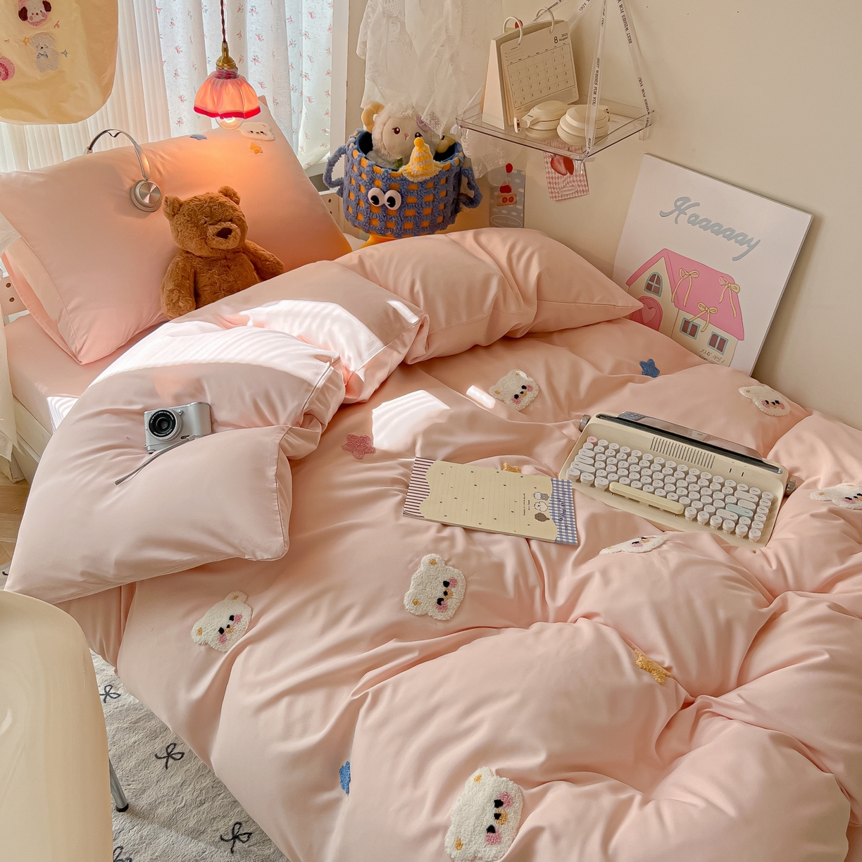 91家纺网 家纺一手货源 找家纺 韩巢家纺 2025新款学生宿舍寝室高低床水洗棉毛巾绣学生季被套床单三件套-幸运熊 幸运熊浅粉