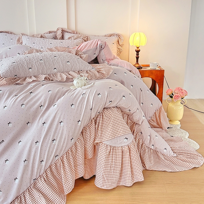 91家纺网 家纺一手货源 找家纺 易辰美 2025新款法式公主风夹棉床盖四件套 草莓啵啵-粉