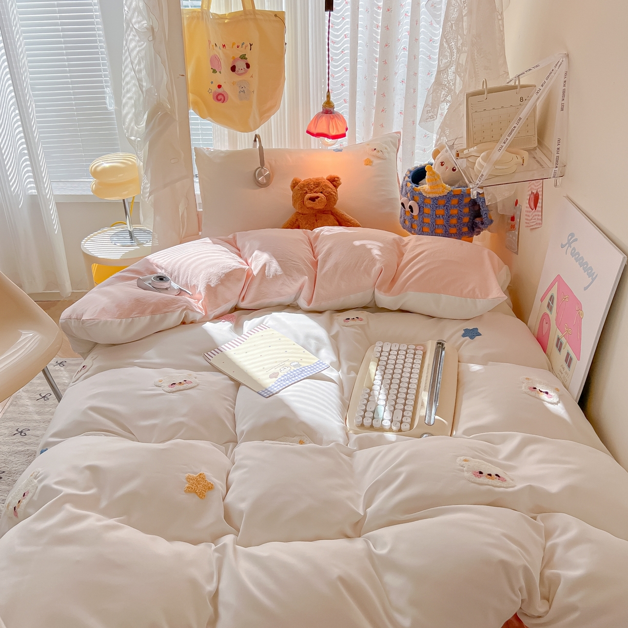 91家纺网 家纺一手货源 找家纺 韩巢家纺 2025新款学生宿舍寝室高低床水洗棉毛巾绣学生季被套床单三件套-幸运熊 幸运熊奶白浅粉