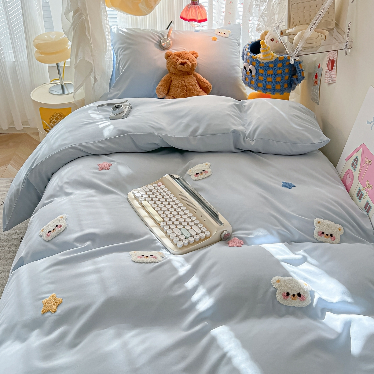 91家纺网 家纺一手货源 找家纺 韩巢家纺 2025新款学生宿舍寝室高低床水洗棉毛巾绣学生季被套床单三件套-幸运熊 幸运熊浅蓝