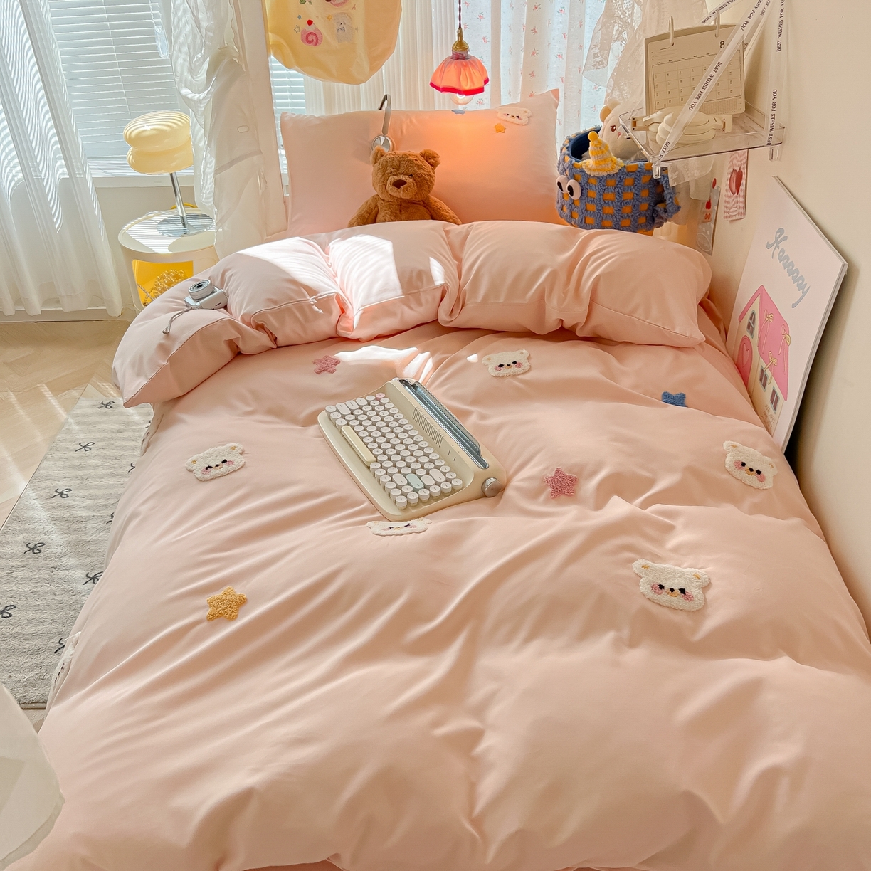 91家纺网 家纺一手货源 找家纺 韩巢家纺 2025新款学生宿舍寝室高低床水洗棉毛巾绣学生季被套床单三件套-幸运熊 幸运熊浅粉
