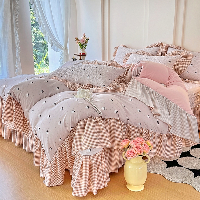 91家纺网 家纺一手货源 找家纺 易辰美 2025新款法式公主风夹棉床盖四件套 草莓啵啵-粉