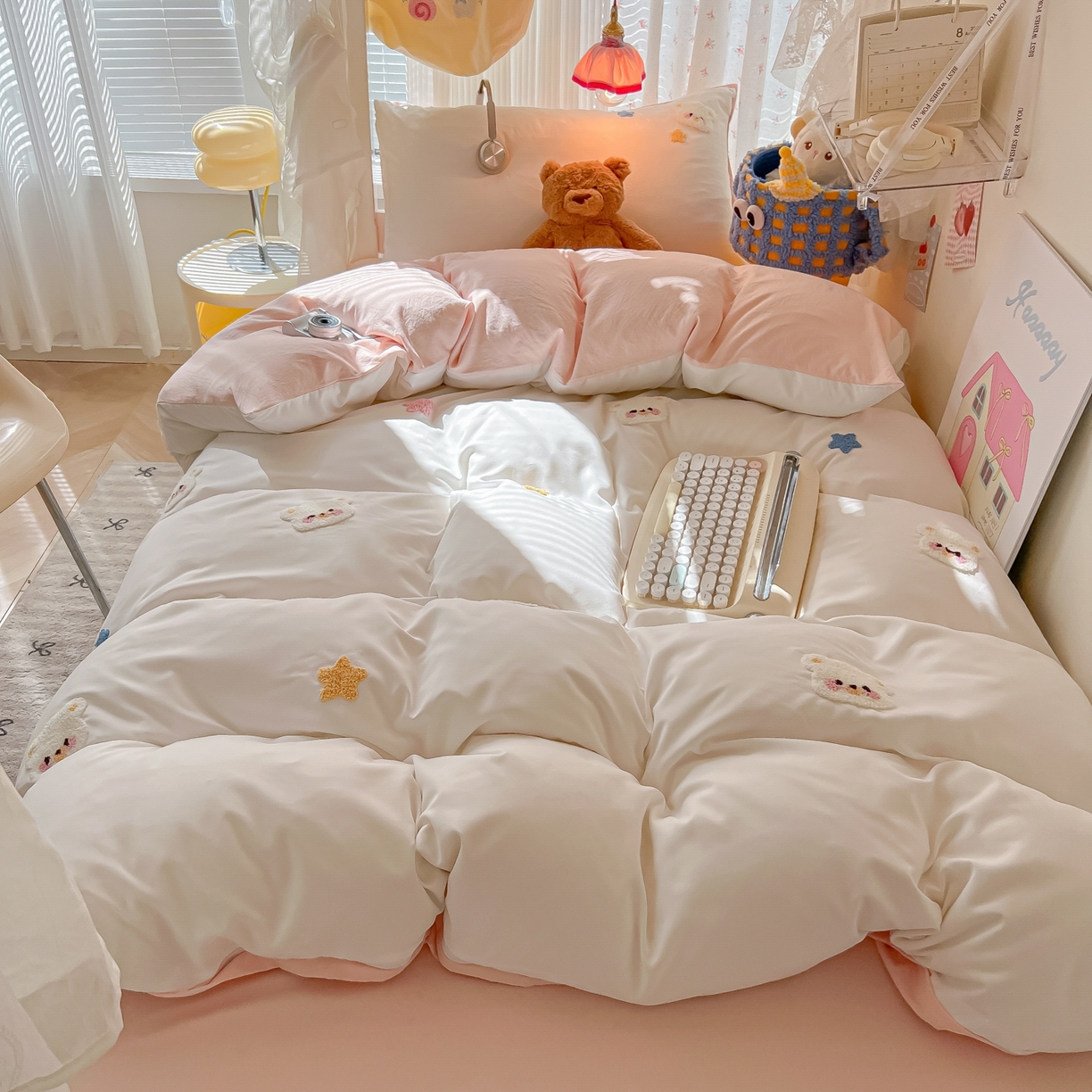 91家纺网 家纺一手货源 找家纺 韩巢家纺 2025新款学生宿舍寝室高低床水洗棉毛巾绣学生季被套床单三件套-幸运熊 幸运熊奶白浅粉