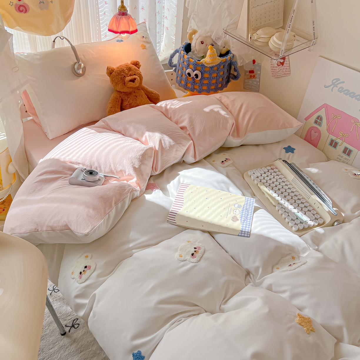 91家纺网 家纺一手货源 找家纺 韩巢家纺 2025新款学生宿舍寝室高低床水洗棉毛巾绣学生季被套床单三件套-幸运熊 幸运熊奶白浅粉