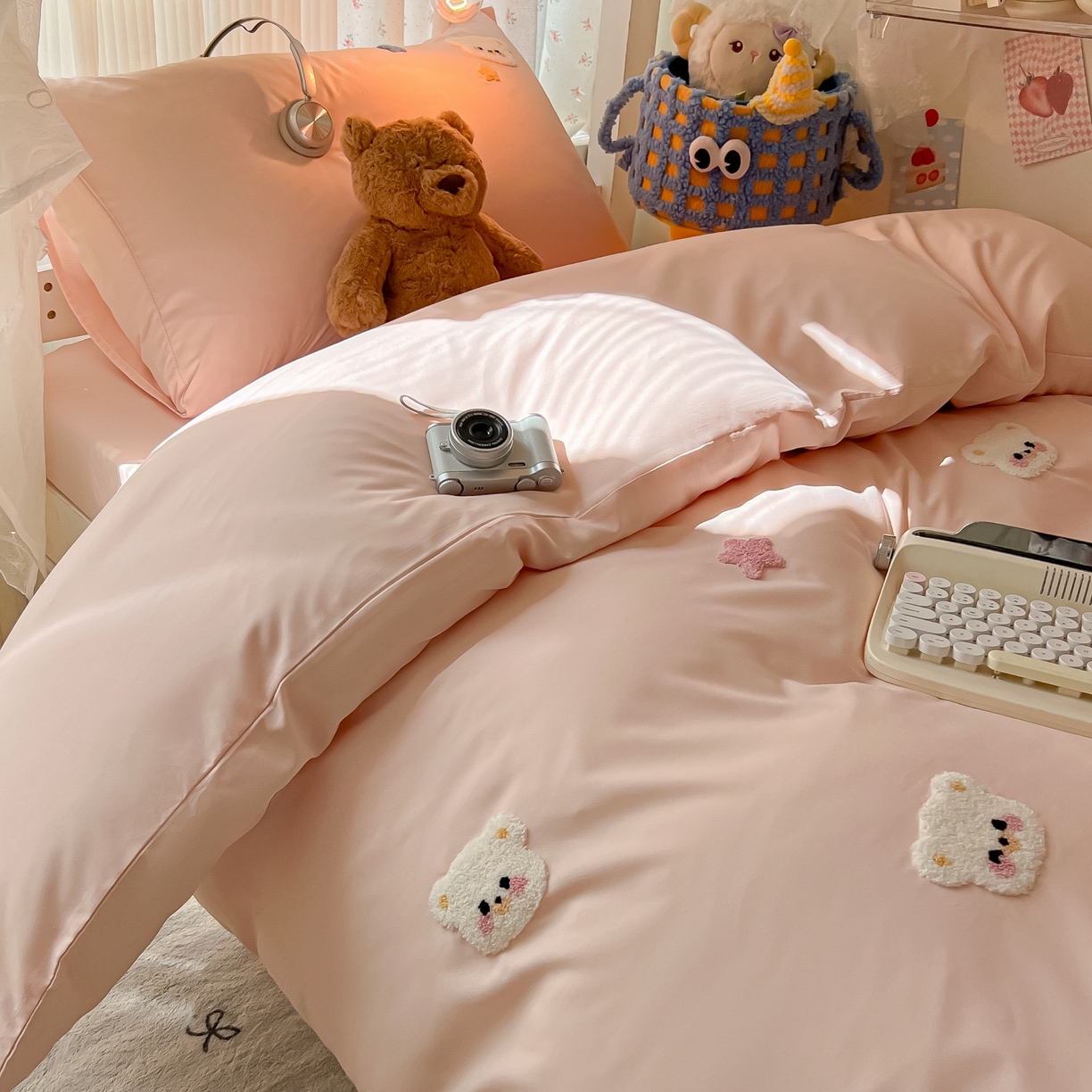 91家纺网 家纺一手货源 找家纺 韩巢家纺 2025新款学生宿舍寝室高低床水洗棉毛巾绣学生季被套床单三件套-幸运熊 幸运熊浅粉