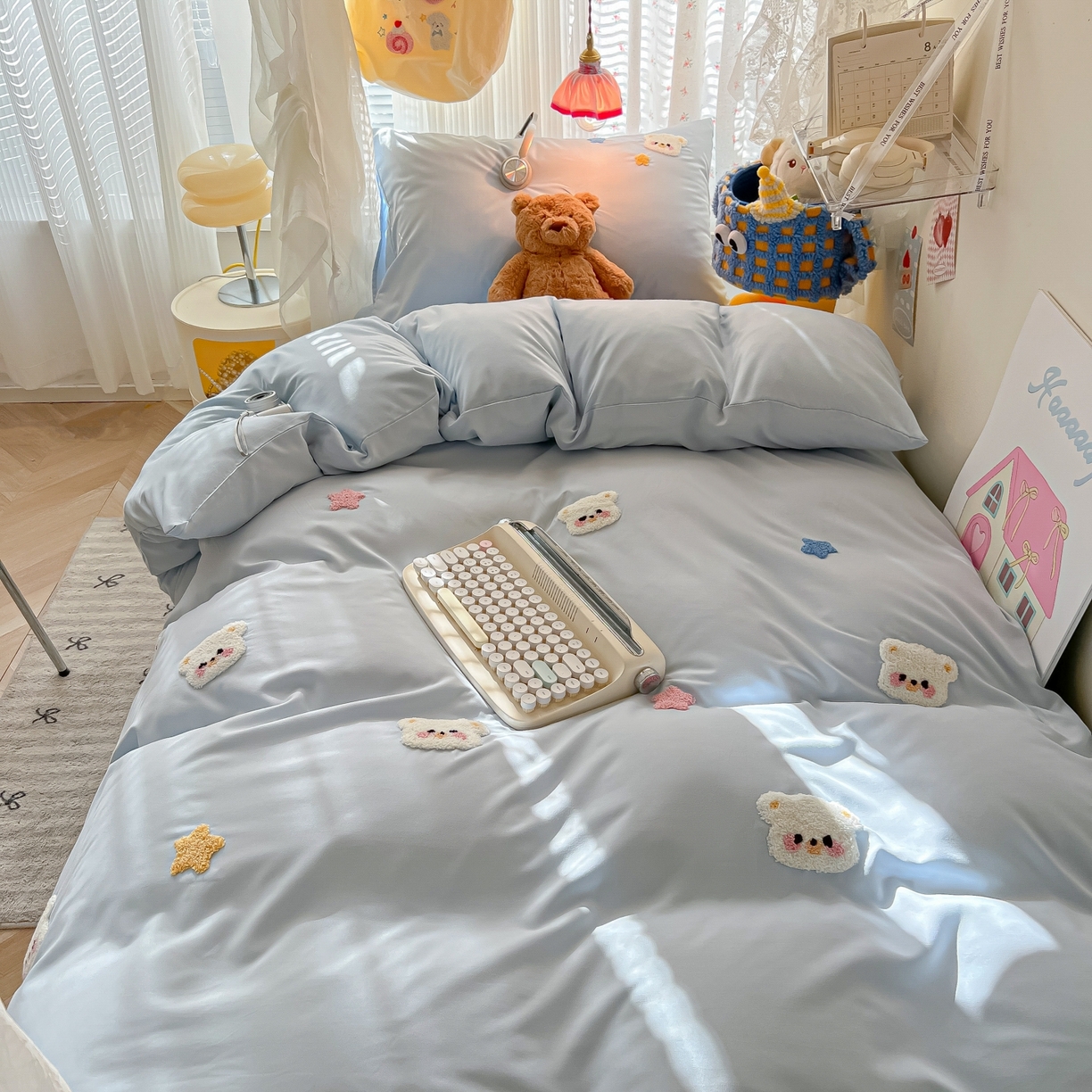 91家纺网 家纺一手货源 找家纺 韩巢家纺 2025新款学生宿舍寝室高低床水洗棉毛巾绣学生季被套床单三件套-幸运熊 幸运熊浅蓝