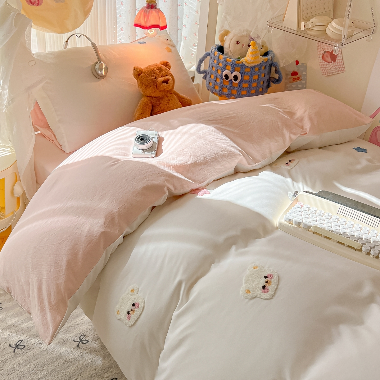 91家纺网 家纺一手货源 找家纺 韩巢家纺 2025新款学生宿舍寝室高低床水洗棉毛巾绣学生季被套床单三件套-幸运熊 幸运熊奶白浅粉