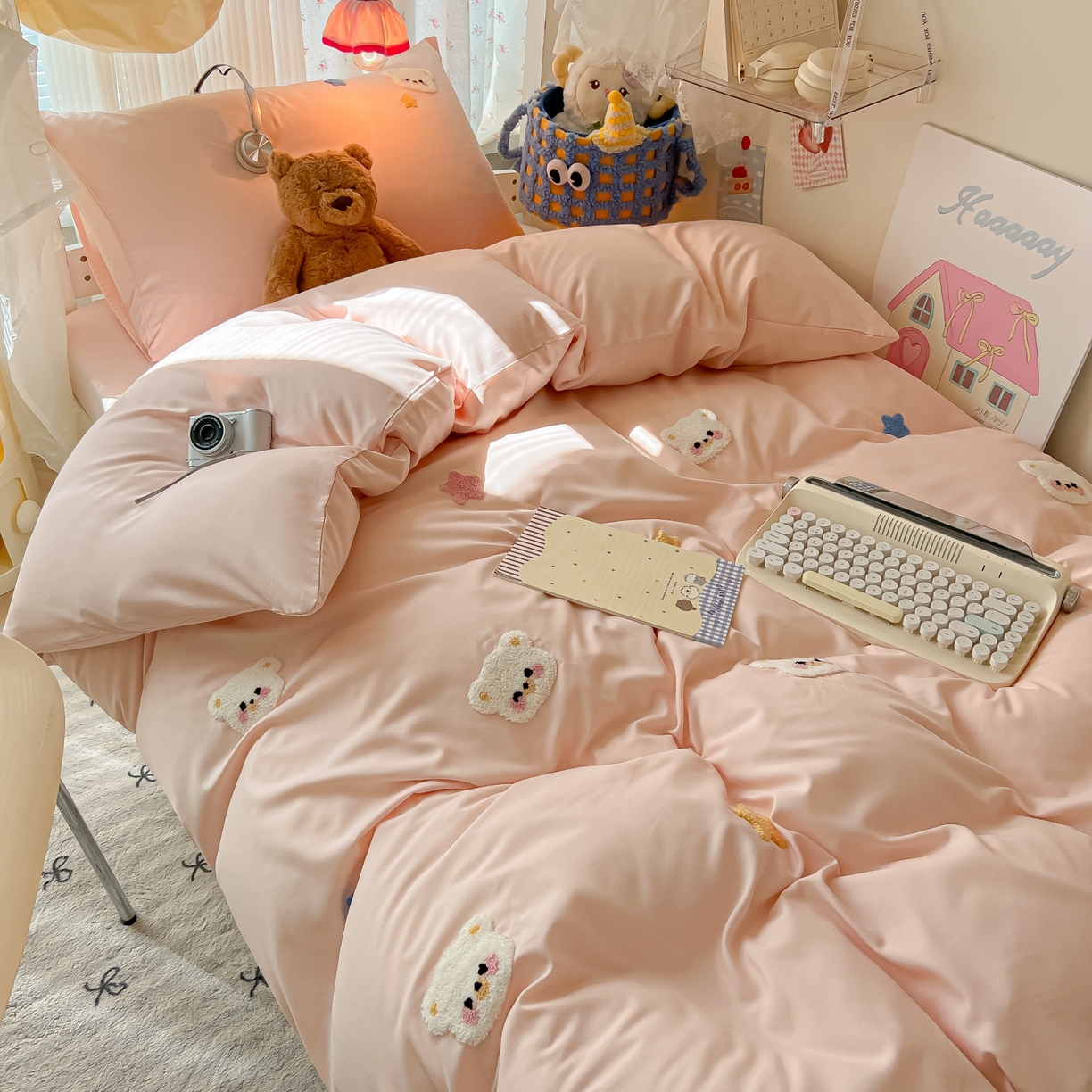 91家纺网 家纺一手货源 找家纺 韩巢家纺 2025新款学生宿舍寝室高低床水洗棉毛巾绣学生季被套床单三件套-幸运熊 幸运熊浅粉