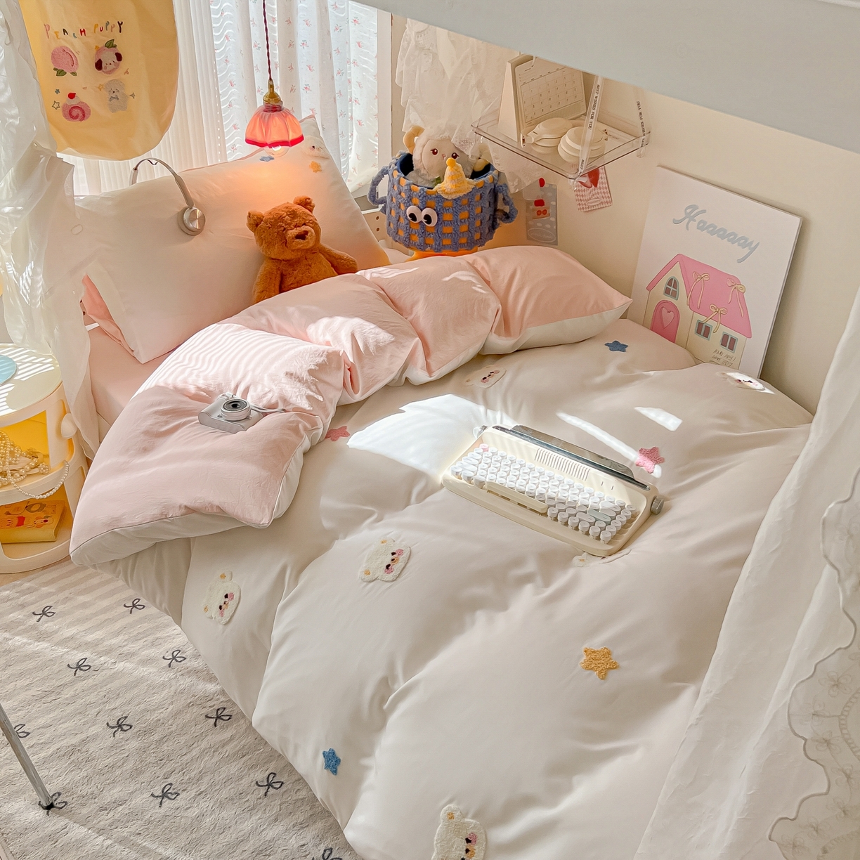 91家纺网 家纺一手货源 找家纺 韩巢家纺 2025新款学生宿舍寝室高低床水洗棉毛巾绣学生季被套床单三件套-幸运熊 幸运熊奶白浅粉