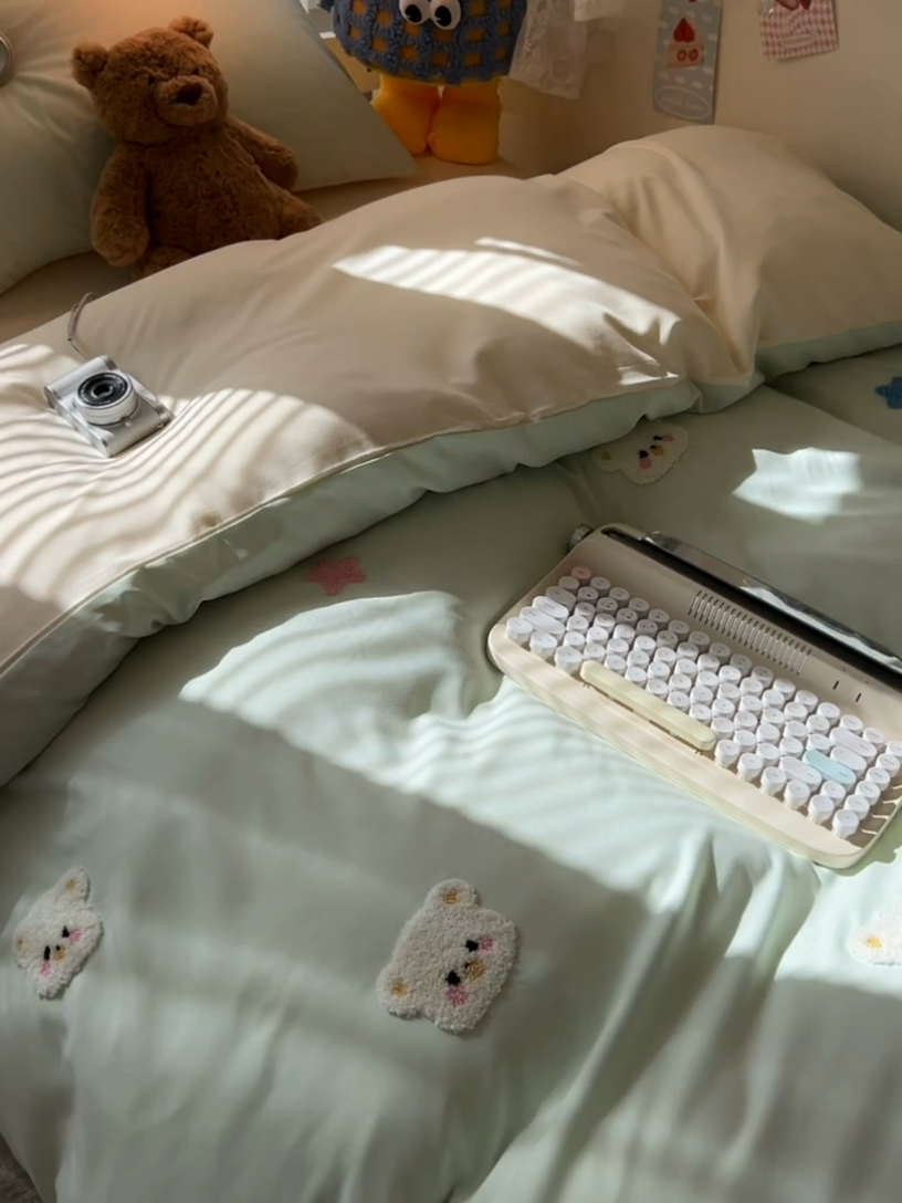 91家纺网 家纺一手货源 找家纺 韩巢家纺 2025新款学生宿舍寝室高低床水洗棉毛巾绣学生季被套床单三件套-幸运熊 幸运熊浅绿黄