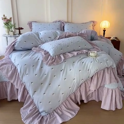 91家纺网 家纺一手货源 找家纺 易辰美 2025新款法式公主风夹棉床盖四件套 草莓啵啵-兰