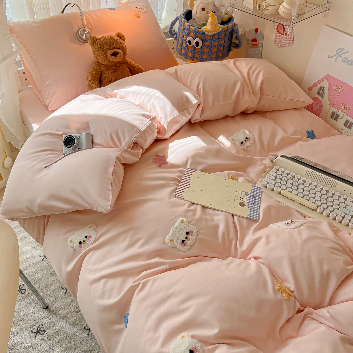 91家纺网 家纺一手货源 找家纺 韩巢家纺 2025新款学生宿舍寝室高低床水洗棉毛巾绣学生季被套床单三件套-幸运熊 幸运熊浅粉