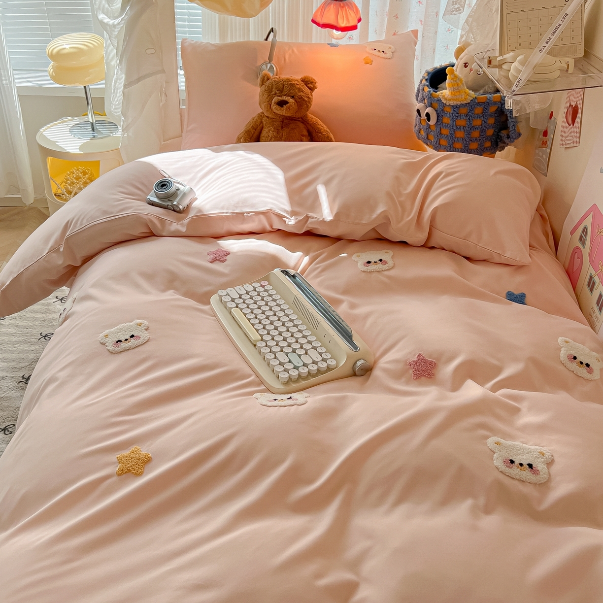 91家纺网 家纺一手货源 找家纺 韩巢家纺 2025新款学生宿舍寝室高低床水洗棉毛巾绣学生季被套床单三件套-幸运熊 幸运熊浅粉