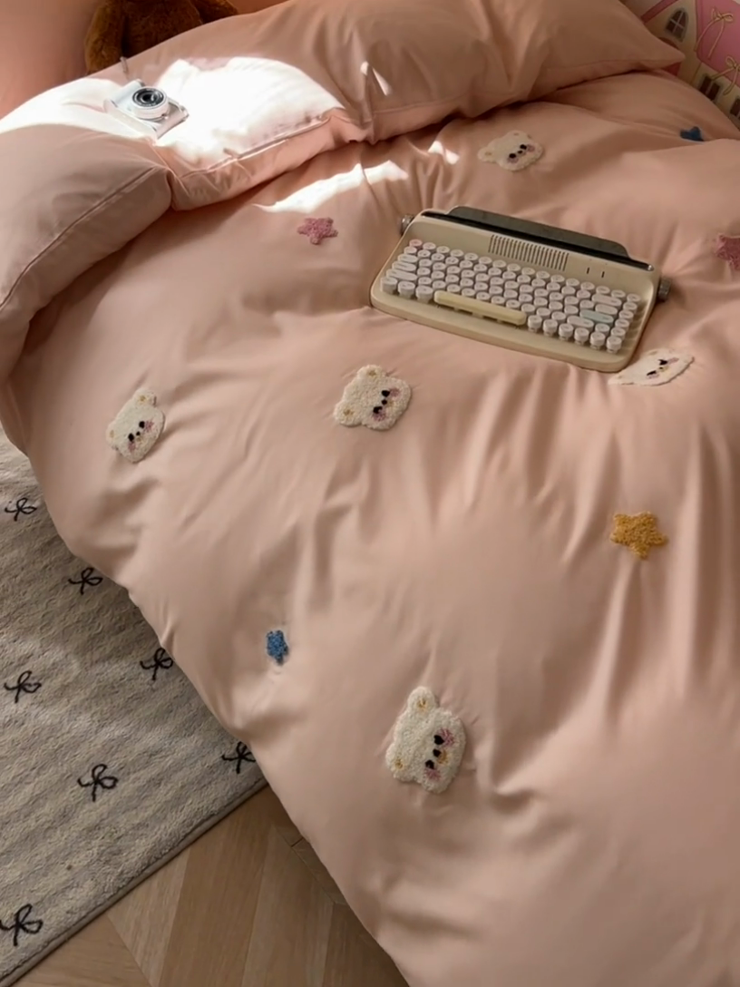 91家纺网 家纺一手货源 找家纺 韩巢家纺 2025新款学生宿舍寝室高低床水洗棉毛巾绣学生季被套床单三件套-幸运熊 幸运熊浅粉