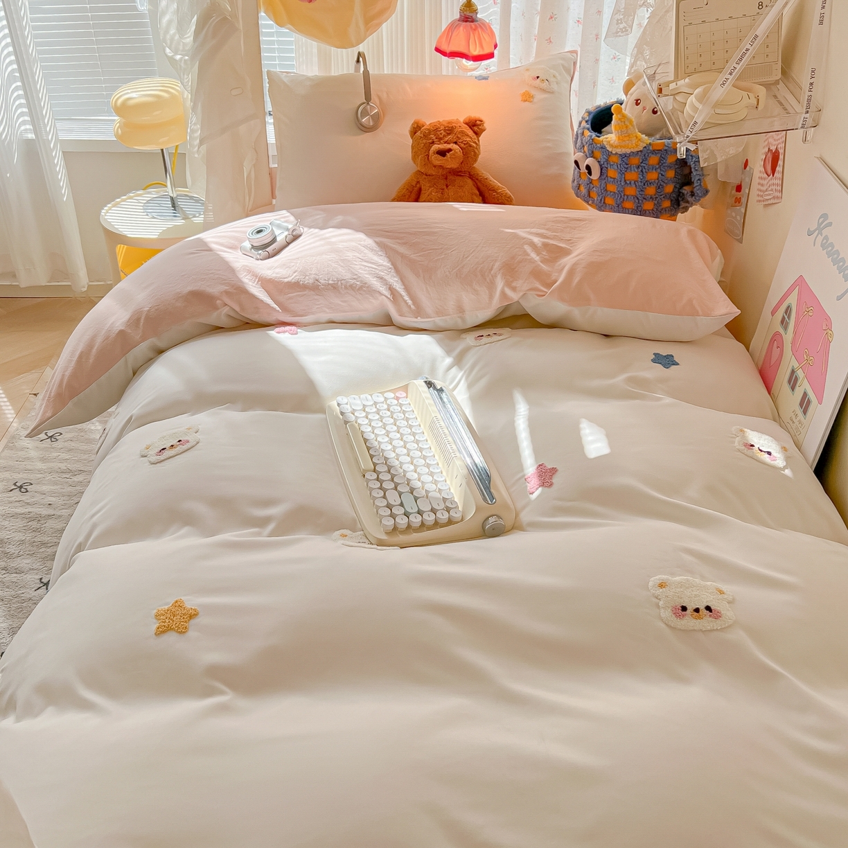 91家纺网 家纺一手货源 找家纺 韩巢家纺 2025新款学生宿舍寝室高低床水洗棉毛巾绣学生季被套床单三件套-幸运熊 幸运熊奶白浅粉