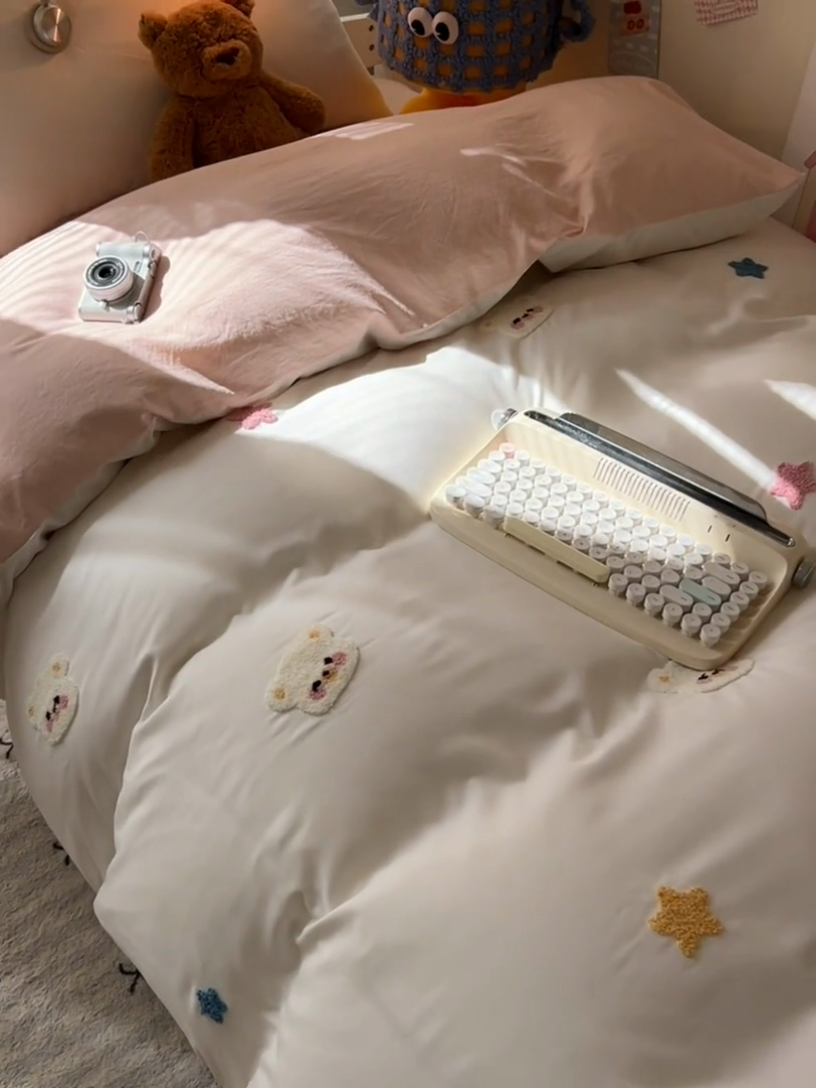 91家纺网 家纺一手货源 找家纺 韩巢家纺 2025新款学生宿舍寝室高低床水洗棉毛巾绣学生季被套床单三件套-幸运熊 幸运熊奶白浅粉