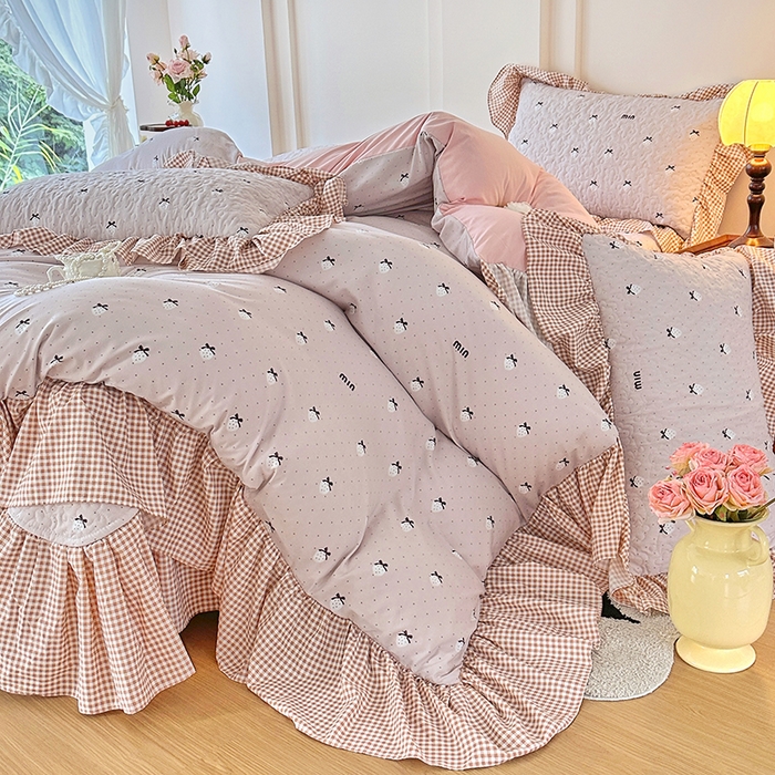 91家纺网 家纺一手货源 找家纺 易辰美 2025新款法式公主风夹棉床盖四件套 草莓啵啵-粉