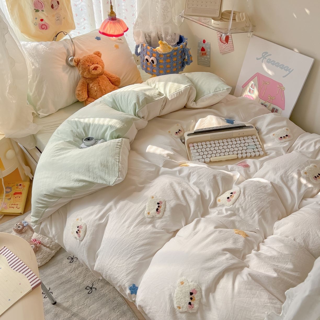 91家纺网 家纺一手货源 找家纺 韩巢家纺 2025新款学生宿舍寝室高低床水洗棉毛巾绣学生季被套床单三件套-幸运熊 幸运熊白绿