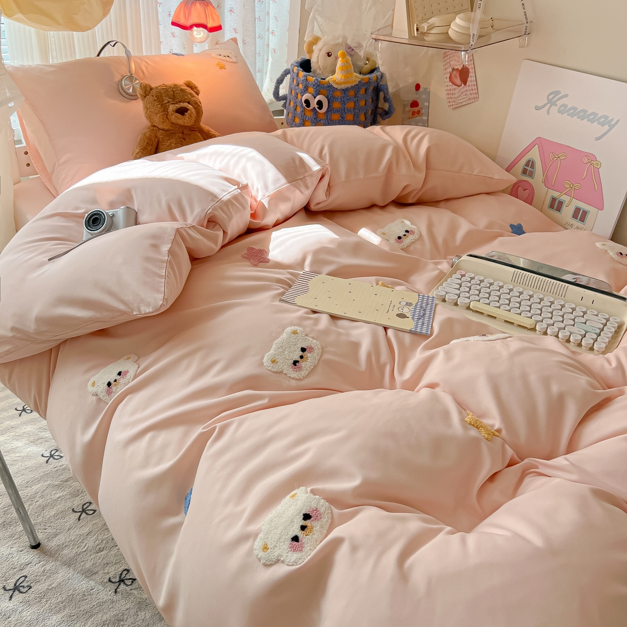 91家纺网 家纺一手货源 找家纺 韩巢家纺 2025新款学生宿舍寝室高低床水洗棉毛巾绣学生季被套床单三件套-幸运熊 幸运熊浅粉