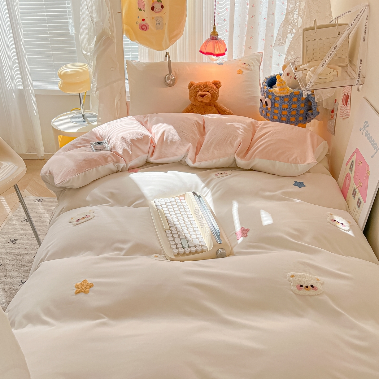 91家纺网 家纺一手货源 找家纺 韩巢家纺 2025新款学生宿舍寝室高低床水洗棉毛巾绣学生季被套床单三件套-幸运熊 幸运熊奶白浅粉