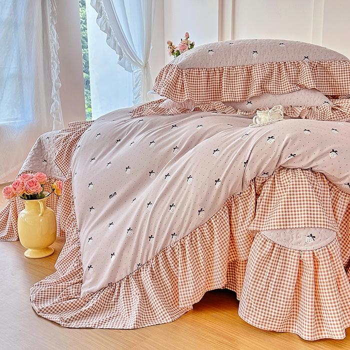 91家纺网 家纺一手货源 找家纺 易辰美 2025新款法式公主风夹棉床盖四件套 草莓啵啵-粉