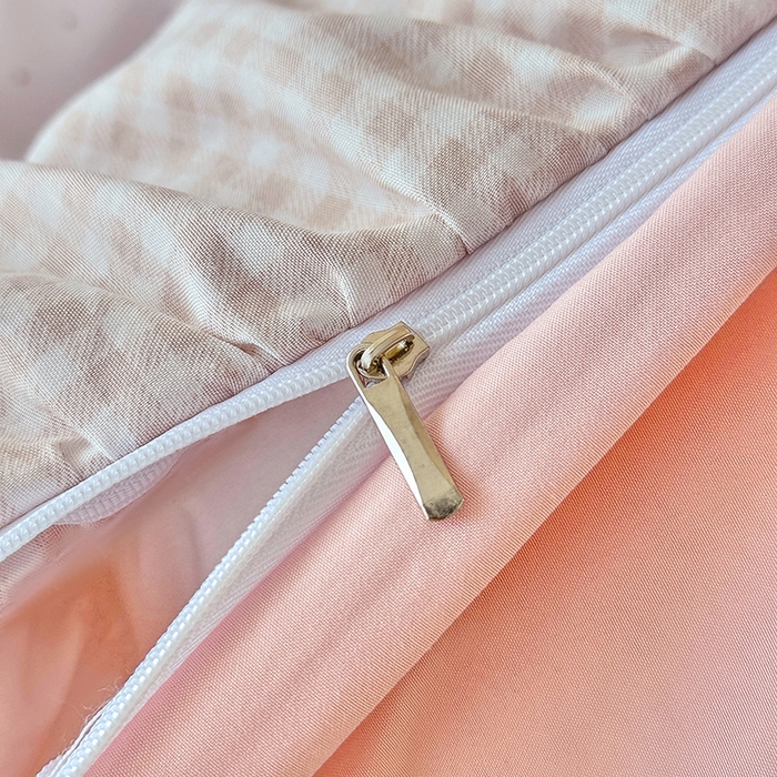 91家纺网 家纺一手货源 找家纺 易辰美 2025新款法式公主风夹棉床盖四件套 草莓啵啵-粉