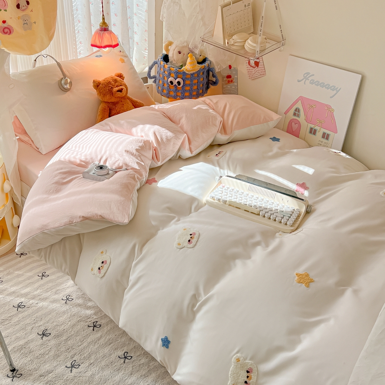 91家纺网 家纺一手货源 找家纺 韩巢家纺 2025新款学生宿舍寝室高低床水洗棉毛巾绣学生季被套床单三件套-幸运熊 幸运熊奶白浅粉