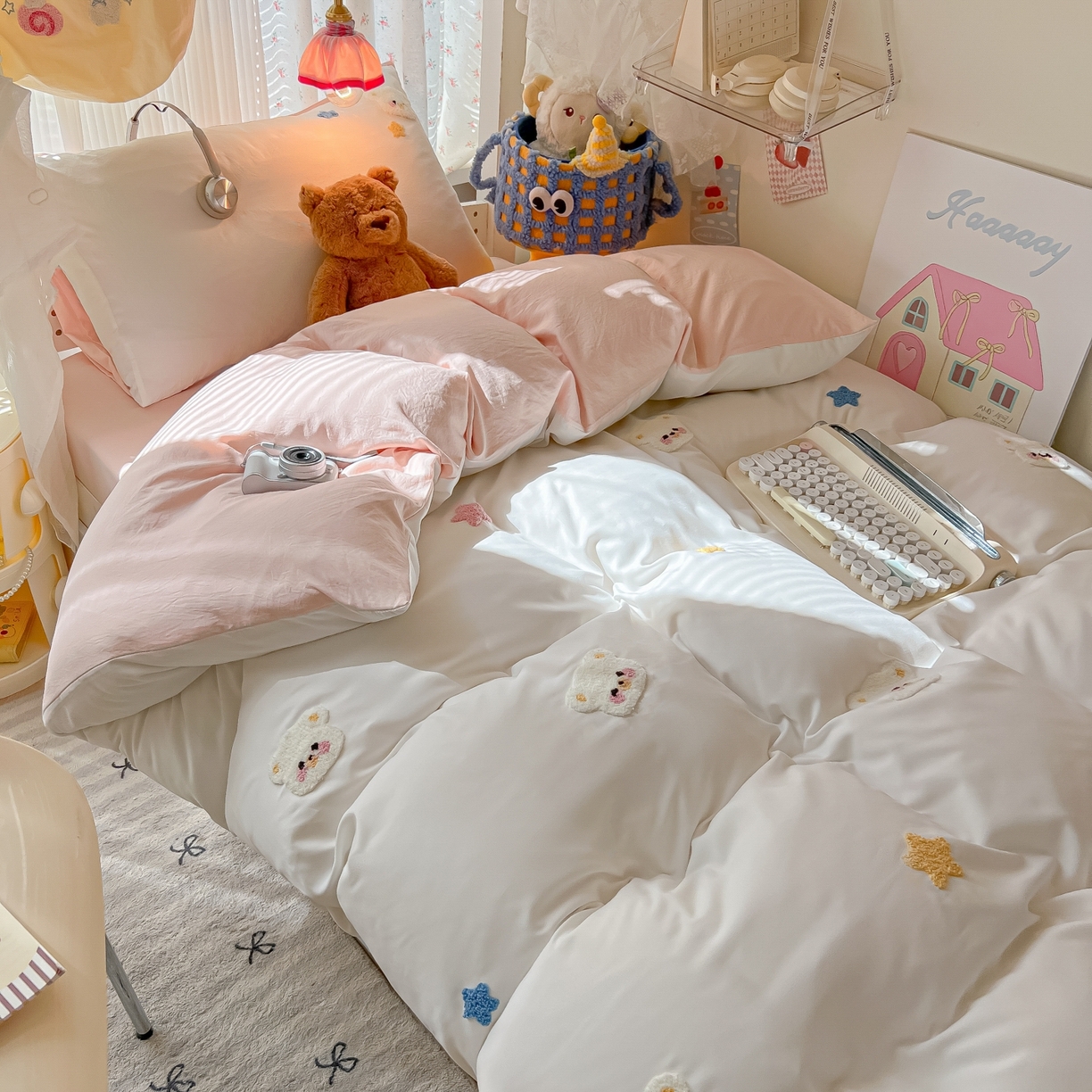 91家纺网 家纺一手货源 找家纺 韩巢家纺 2025新款学生宿舍寝室高低床水洗棉毛巾绣学生季被套床单三件套-幸运熊 幸运熊奶白浅粉