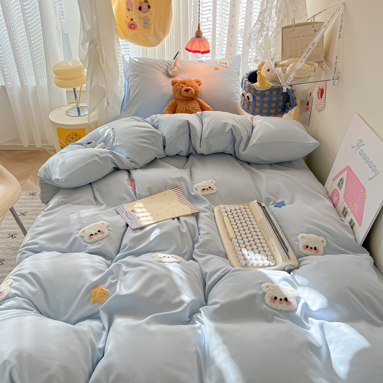 91家纺网 家纺一手货源 找家纺 韩巢家纺 2025新款学生宿舍寝室高低床水洗棉毛巾绣学生季被套床单三件套-幸运熊 幸运熊浅蓝