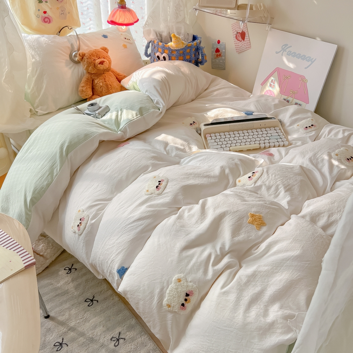 91家纺网 家纺一手货源 找家纺 韩巢家纺 2025新款学生宿舍寝室高低床水洗棉毛巾绣学生季被套床单三件套-幸运熊 幸运熊白绿