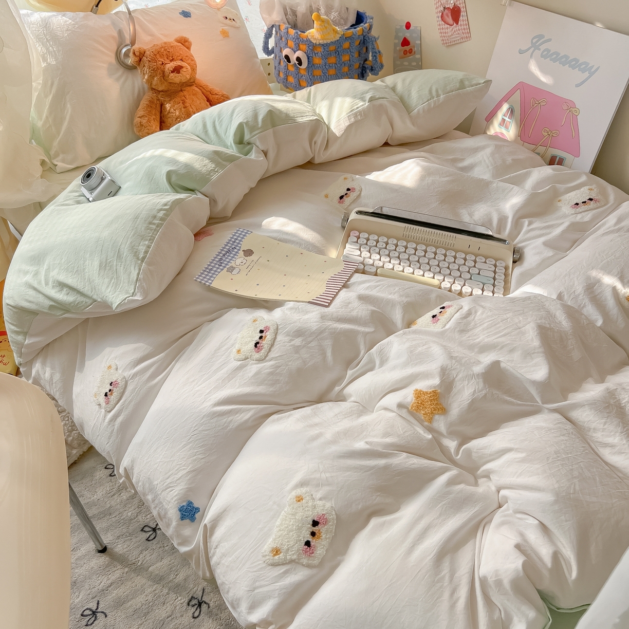 91家纺网 家纺一手货源 找家纺 韩巢家纺 2025新款学生宿舍寝室高低床水洗棉毛巾绣学生季被套床单三件套-幸运熊 幸运熊白绿