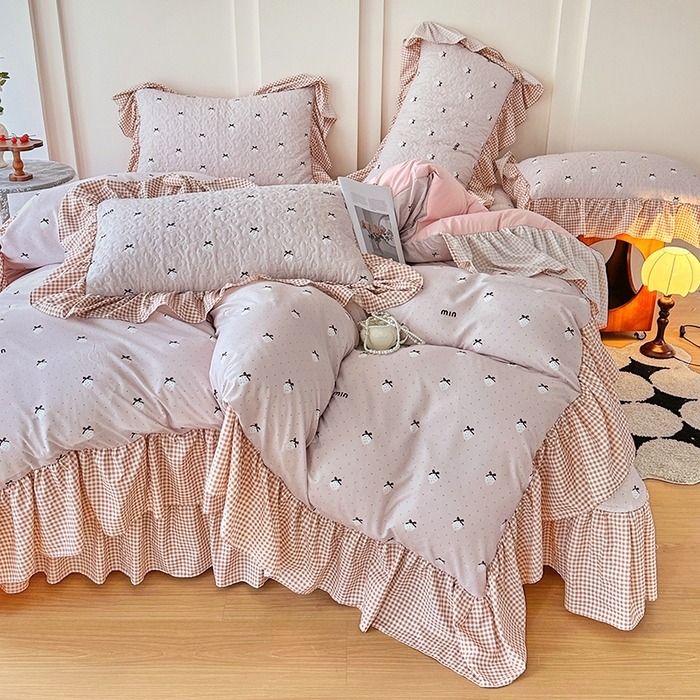 91家纺网 家纺一手货源 找家纺 易辰美 2025新款法式公主风夹棉床盖四件套 草莓啵啵-粉