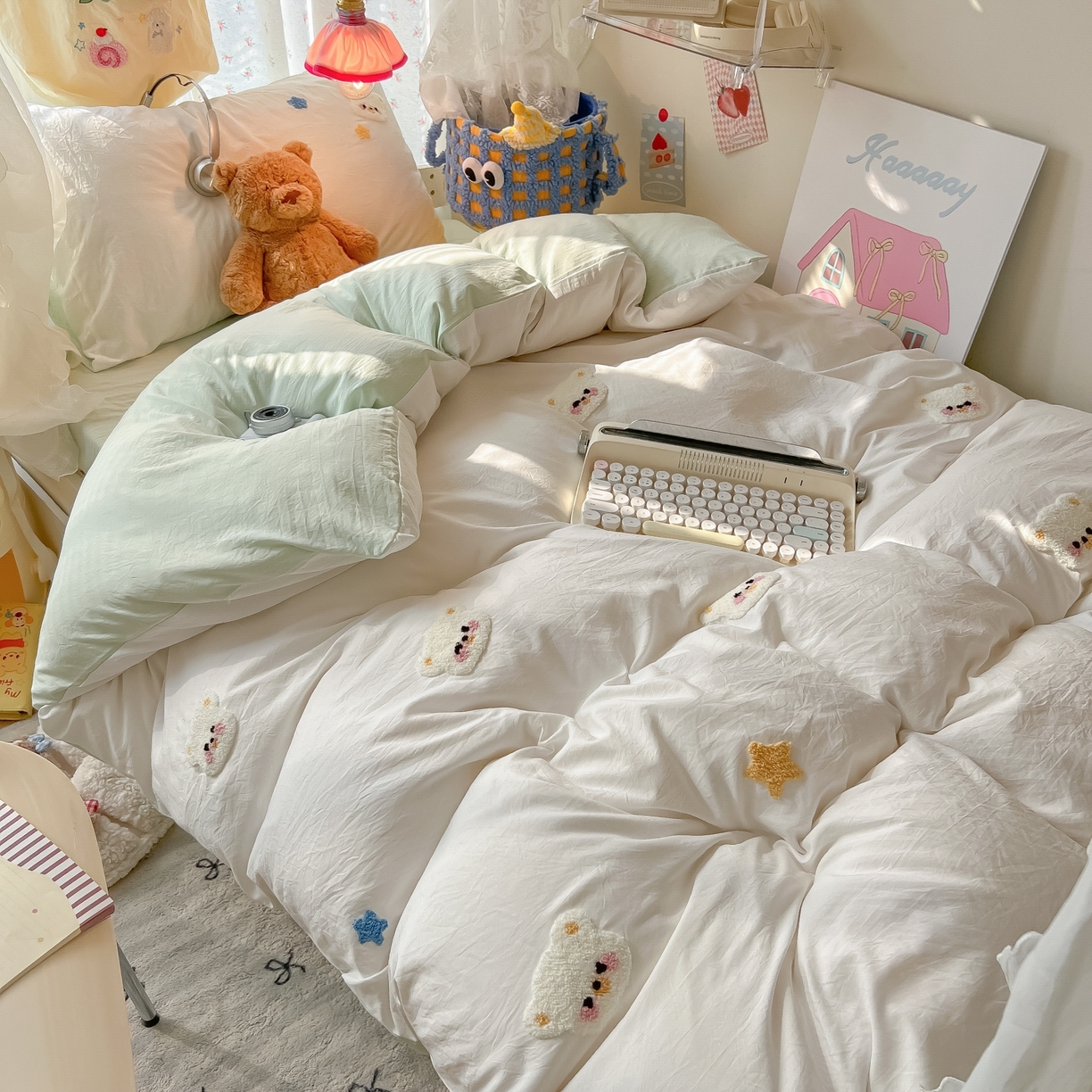 91家纺网 家纺一手货源 找家纺 韩巢家纺 2025新款学生宿舍寝室高低床水洗棉毛巾绣学生季被套床单三件套-幸运熊 幸运熊白绿