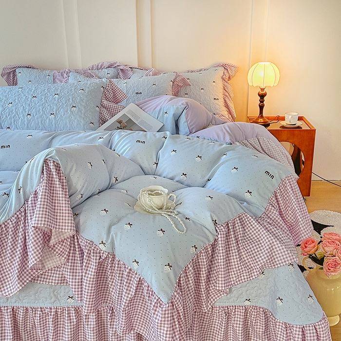 91家纺网 家纺一手货源 找家纺 易辰美 2025新款法式公主风夹棉床盖四件套 草莓啵啵-兰