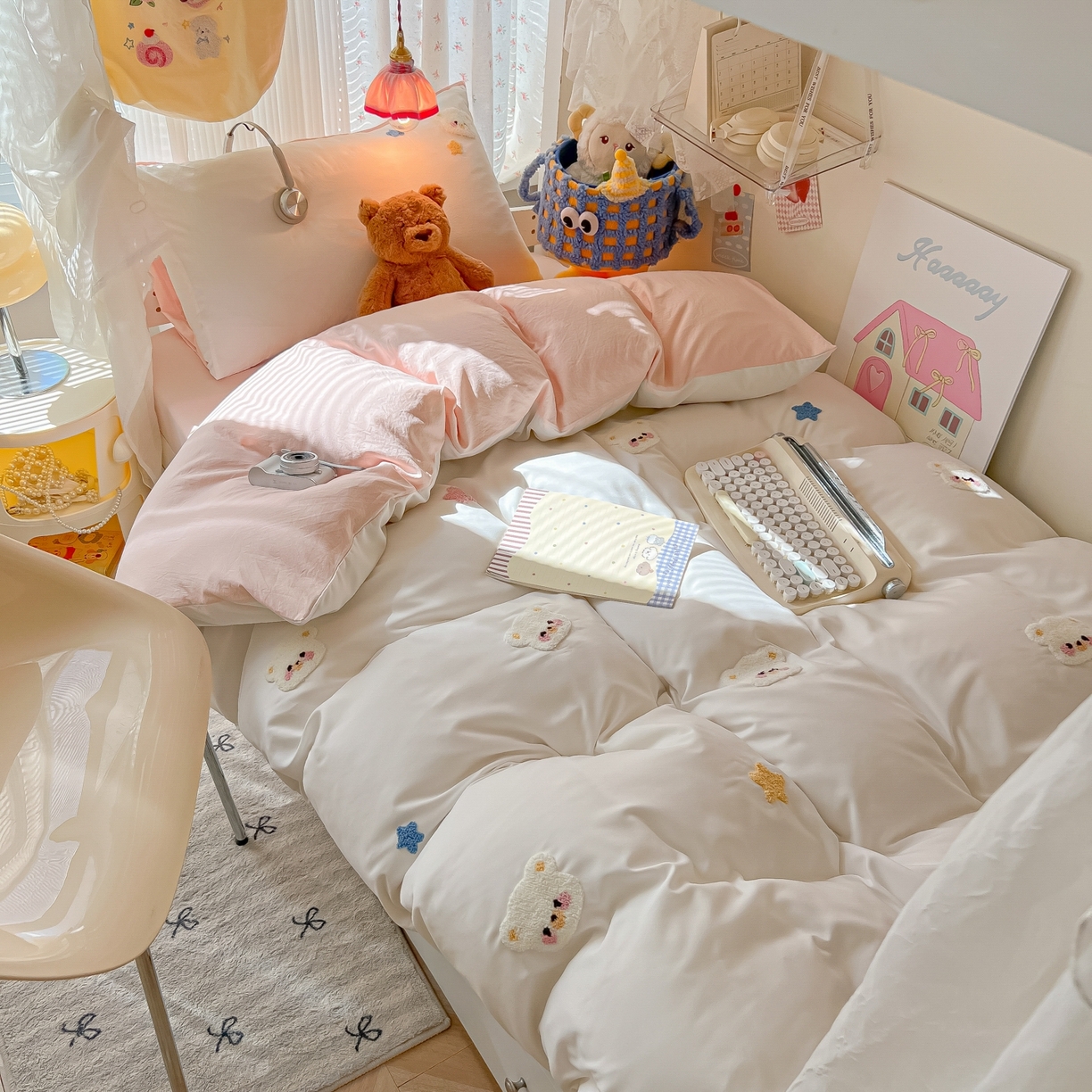 91家纺网 家纺一手货源 找家纺 韩巢家纺 2025新款学生宿舍寝室高低床水洗棉毛巾绣学生季被套床单三件套-幸运熊 幸运熊奶白浅粉