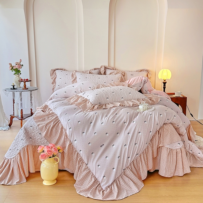 91家纺网 家纺一手货源 找家纺 易辰美 2025新款法式公主风夹棉床盖四件套 草莓啵啵-粉