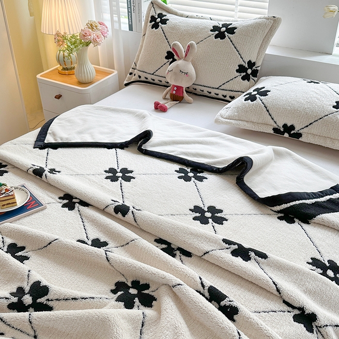 91家纺网 家纺一手货源 找家纺 芸锦豪 2025新款黑白阳离子舒棉绒云锦绒复合多功能毛毯 爱心花朵