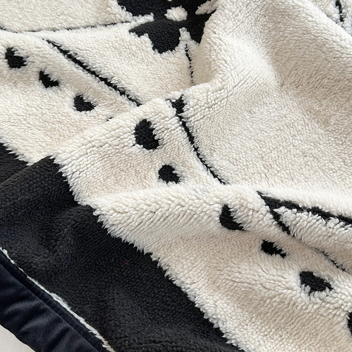 91家纺网 家纺一手货源 找家纺 芸锦豪 2025新款黑白阳离子舒棉绒云锦绒复合多功能毛毯 爱心花朵