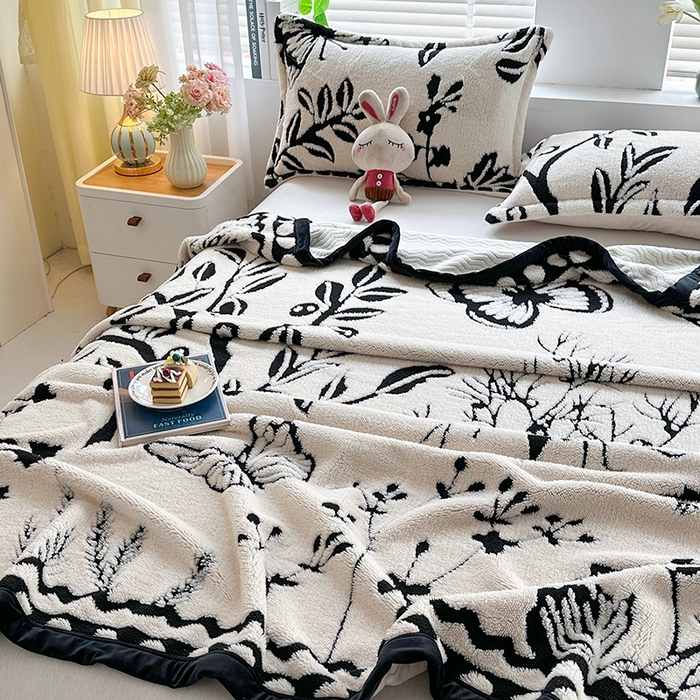 91家纺网 家纺一手货源 找家纺 芸锦豪 2025新款黑白阳离子舒棉绒云锦绒复合多功能毛毯 蝴蝶森林
