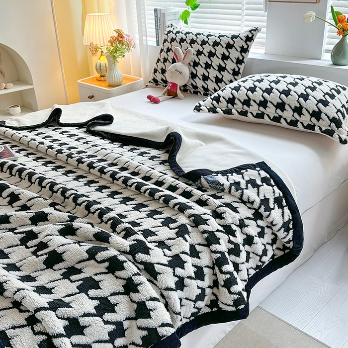 91家纺网 家纺一手货源 找家纺 芸锦豪 2025新款黑白阳离子舒棉绒云锦绒复合多功能毛毯 千鸟格