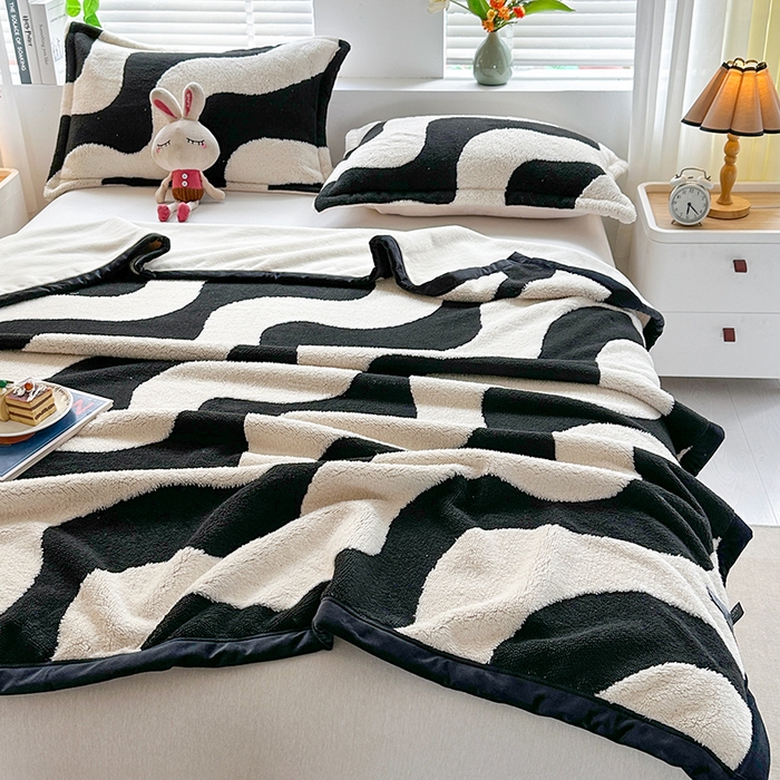 91家纺网 家纺一手货源 找家纺 芸锦豪 2025新款黑白阳离子舒棉绒云锦绒复合多功能毛毯 水波纹