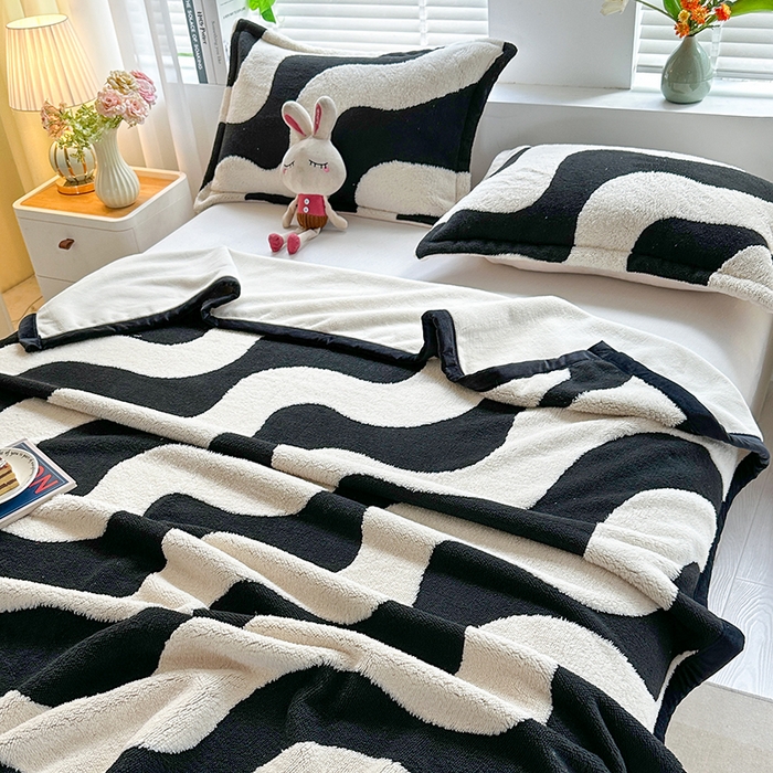 91家纺网 家纺一手货源 找家纺 芸锦豪 2025新款黑白阳离子舒棉绒云锦绒复合多功能毛毯 水波纹