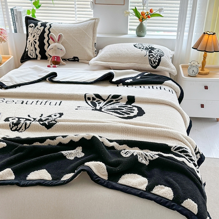 91家纺网 家纺一手货源 找家纺 芸锦豪 2025新款黑白阳离子舒棉绒云锦绒复合多功能毛毯 英文蝴蝶