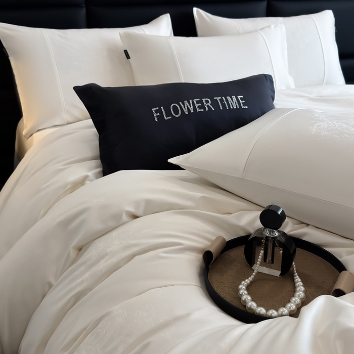 91家纺网 家纺一手货源 找家纺 花时间 2025秋冬新款简约贡缎提花四件套 繁悦系列 繁悦-皓月白