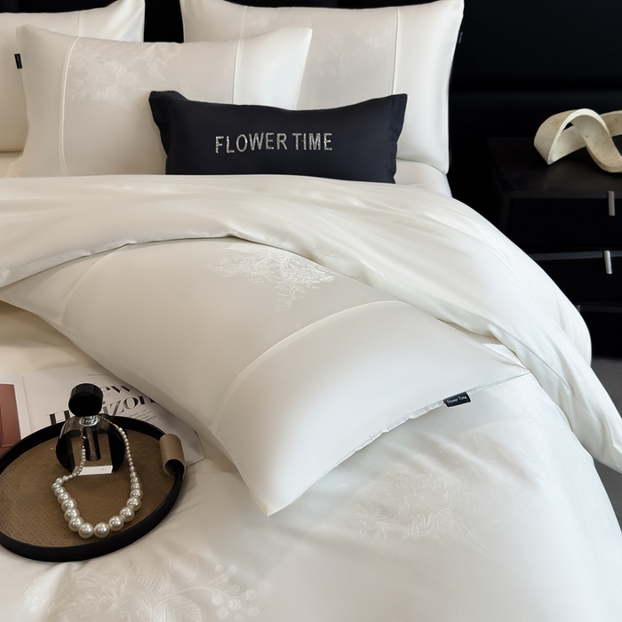 91家纺网 家纺一手货源 找家纺 花时间 2025秋冬新款简约贡缎提花四件套 繁悦系列 繁悦-皓月白