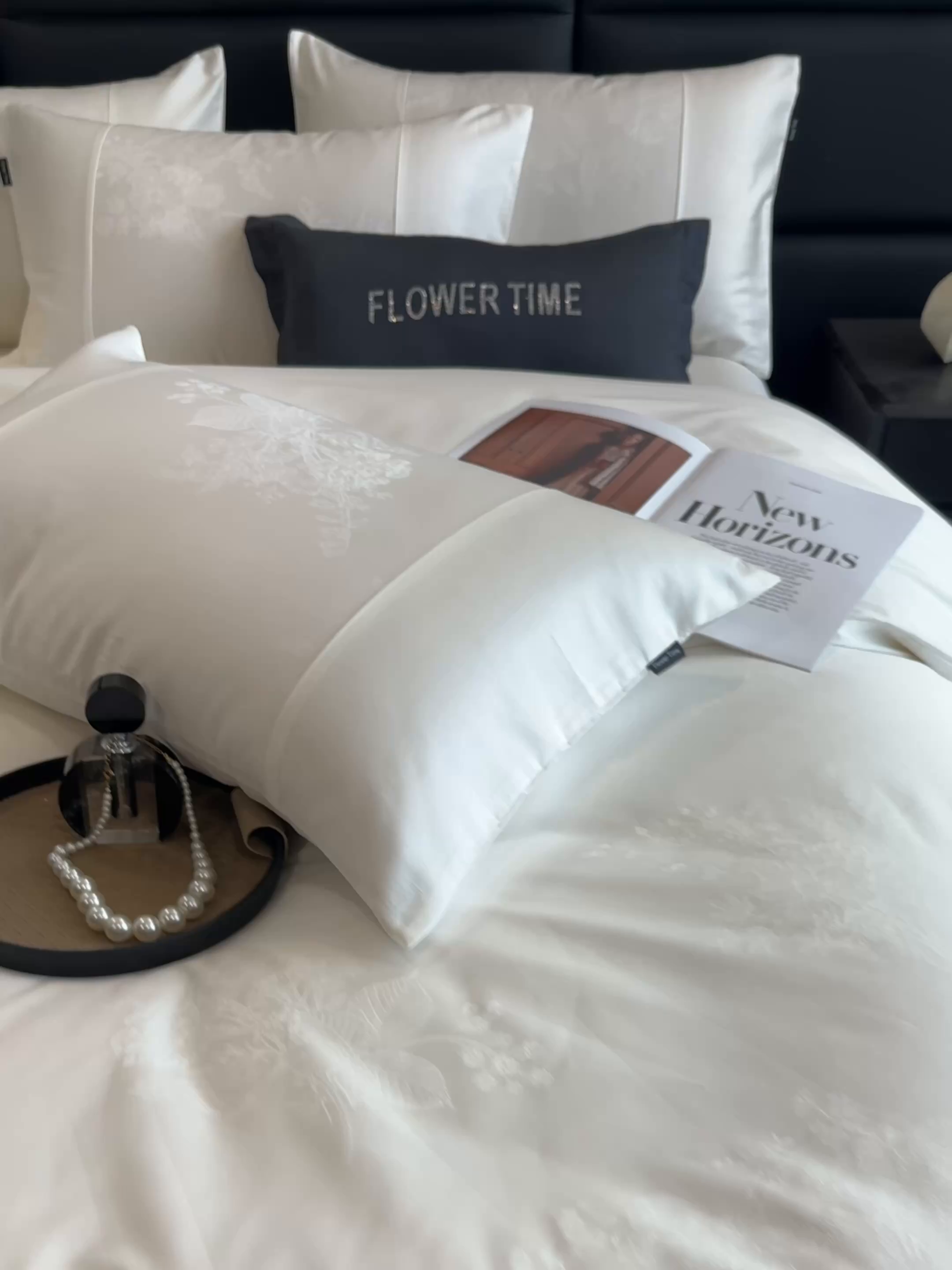 91家纺网 家纺一手货源 找家纺 花时间 2025秋冬新款简约贡缎提花四件套 繁悦系列 繁悦-皓月白