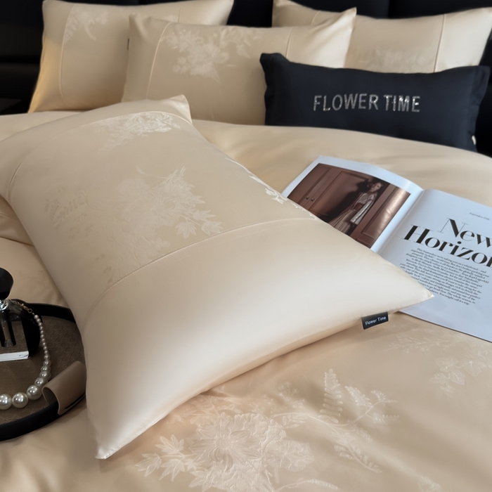 91家纺网 家纺一手货源 找家纺 花时间 2025秋冬新款简约贡缎提花四件套 繁悦系列 繁悦-奶霜色