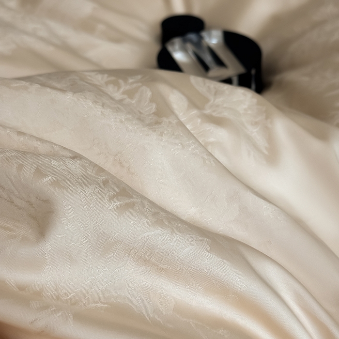 91家纺网 家纺一手货源 找家纺 花时间 2025秋冬新款简约贡缎提花四件套 繁悦系列 繁悦-奶霜色