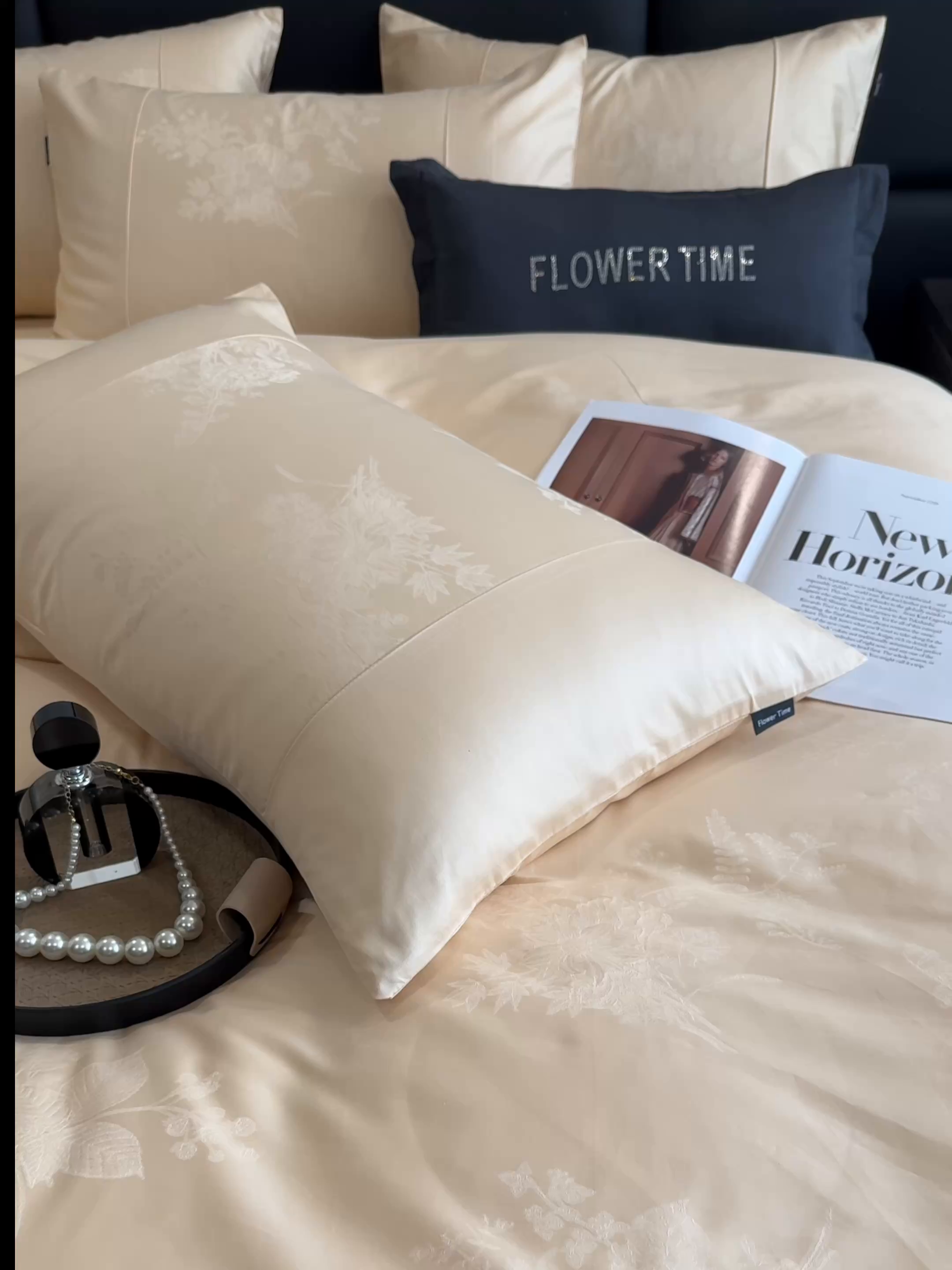 91家纺网 家纺一手货源 找家纺 花时间 2025秋冬新款简约贡缎提花四件套 繁悦系列 繁悦-奶霜色