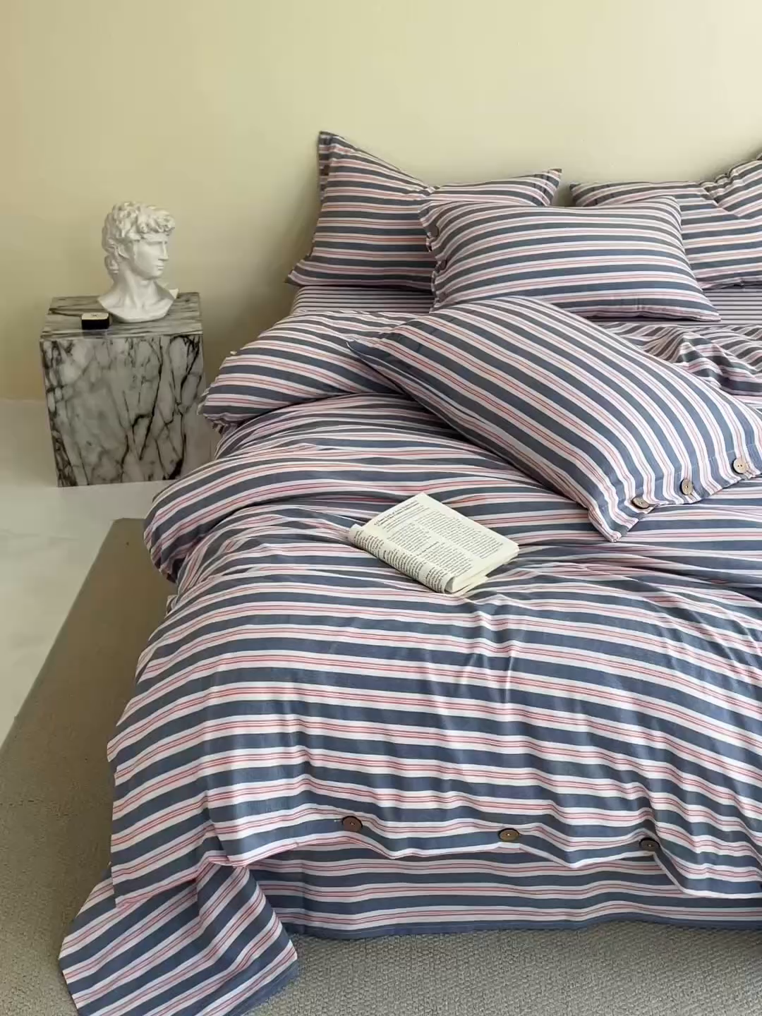 91家纺网 家纺一手货源 找家纺 库里梦家纺 2025新款皱皱纱亚麻纽扣式四件套 条纹-蓝粉